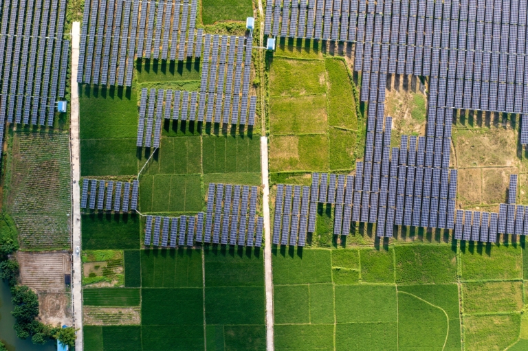 Ghid complet despre beneficii, instalare și economiile panourilor solare