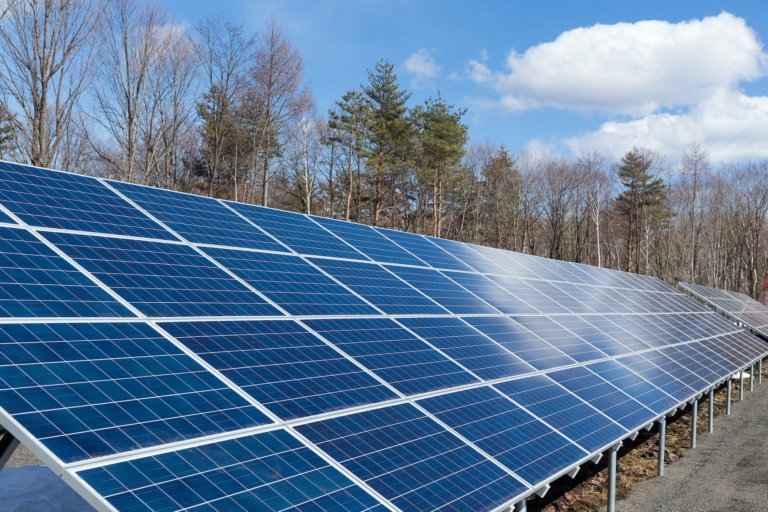 Instalarea panourilor solare: ghid detaliat pentru o tranziție eficientă și sustenabilă