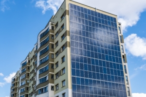 Beneficiile panourilor solare: economii pe termen lung și independență energetică