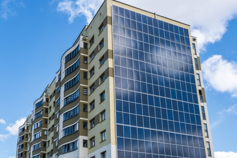 Beneficiile panourilor solare: economii pe termen lung și independență energetică