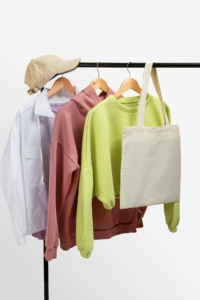 Moda etică în tendințe: Descoperă hainele sustenabile și modalitățile de a-ți exprima stilul personal