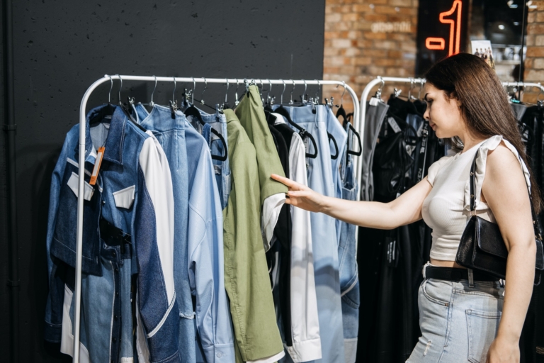 Construiește o garderobă durabilă: Sfaturi pentru moda ecodinamică și alegeri inteligente în materie de haine