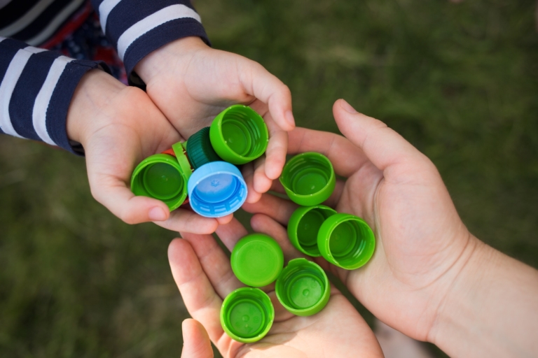 Adoptarea unui stil de viață fără plastic: Cum să renunți la ambalaje și să alegi alternative ecologice